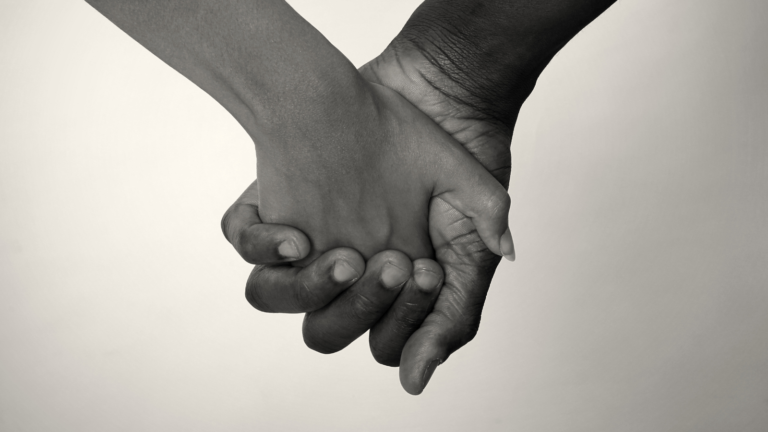 Aimer après la perte d’un bébé : le couple face au deuil périnatal